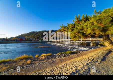 Die Togetsukyo-Brücke in der Nähe des Katsuragawa-Flusses in Kyoto im Herbst Stockfoto