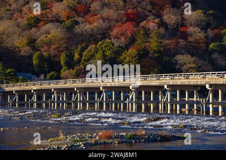 Togetsukyo Brücke in der Nähe des Katsuragawa Flusses in Kyoto im Herbst Tele-Aufnahme Stockfoto