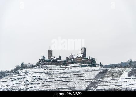 Winterwunderland auf der Burg Thurant in den Weinbergen der Mosel eingebettet in die Hügel über der Mosel Deutschland Stadt Alken Stockfoto