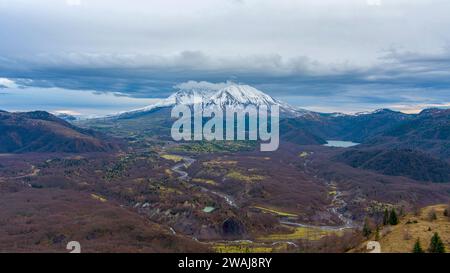 Drohnenaufnahme des Washington State Mount St Helens bei Sonnenuntergang im Dezember Stockfoto