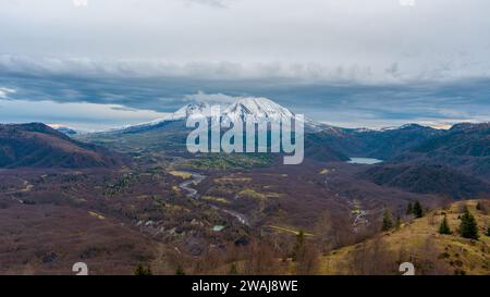 Drohnenaufnahme des Washington State Mount St Helens bei Sonnenuntergang im Dezember Stockfoto