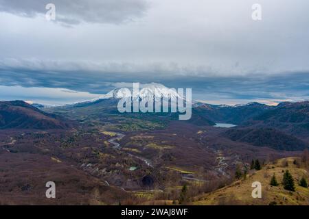 Drohnenaufnahme des Washington State Mount St Helens bei Sonnenuntergang im Dezember Stockfoto