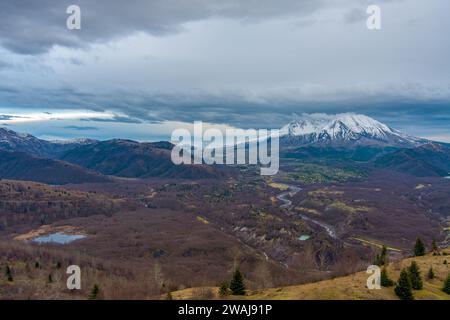 Drohnenaufnahme des Washington State Mount St Helens bei Sonnenuntergang im Dezember Stockfoto