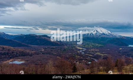 Drohnenaufnahme des Washington State Mount St Helens bei Sonnenuntergang im Dezember Stockfoto