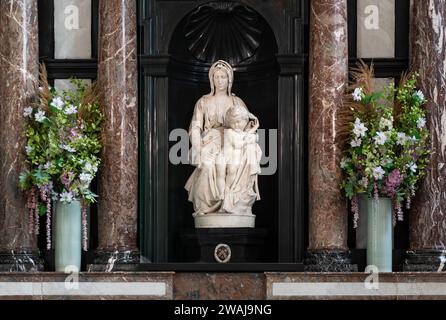 Die Madonna von Brügge ist eine Marmorskulptur von Michelangelo der Jungfrau Maria und des Kindes, Kirche unserer Lieben Frau, Brügge, Belgien. Stockfoto