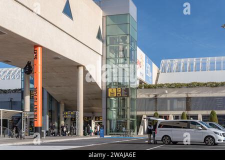 Palma de Mallorca, Spanien; 03. januar 2024: Allgemeine Ansicht des Ankunftsterminals am internationalen Flughafen Palma de Mallorca mit Ankunft von Touristen Stockfoto