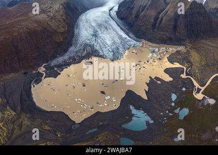 Von oben atemberaubende Aussicht auf einen Gletscher und eine Lagune bei Sonnenuntergang im Vatnajokull Nationalpark, Island. Stockfoto
