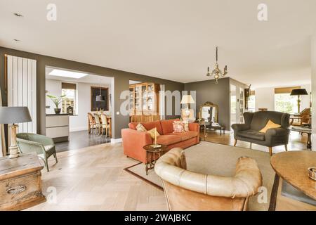 Geräumiges Wohnzimmer mit Ledermöbeln und angrenzendem Esszimmer in einem modernen Zuhause Stockfoto