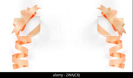 Zwei Geschenkboxen mit rosa Schleife auf weißem Hintergrund mit Kopierraum. Bannervorlage zum Happy Valentine's Day. Stockfoto