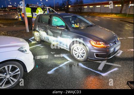 Leipzig - Unfall mit drei Fahrzeugen im Berufsverkehr: Stau nach Polizeisperrungen 04.01.2024 gegen 6,30 Uhr Leipzig, Essener Straße B6/Maximilianallee B2 zu einem Zusammenstoß dreier Fahrzeuge kam es am Donnerstagmorgen auf der Kreuzung Essener Straße/Maximilianallee im Leipziger Norden. Nach ersten Angaben der Polizei war die Fahrerin eines blauen BMW auf der Essener Straße von Ost nach West unterwegs, wobei sie eine rote Ampel übersehen hat und in der Folge mit zwei links abbiegenden Autos aus dem Gegenverkehr zusammengestoßen ist. Die beiden Fahrzeuge wollten von der Essener Straße nach li Stockfoto