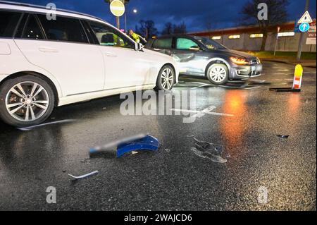 Leipzig - Unfall mit drei Fahrzeugen im Berufsverkehr: Stau nach Polizeisperrungen 04.01.2024 gegen 6,30 Uhr Leipzig, Essener Straße B6/Maximilianallee B2 zu einem Zusammenstoß dreier Fahrzeuge kam es am Donnerstagmorgen auf der Kreuzung Essener Straße/Maximilianallee im Leipziger Norden. Nach ersten Angaben der Polizei war die Fahrerin eines blauen BMW auf der Essener Straße von Ost nach West unterwegs, wobei sie eine rote Ampel übersehen hat und in der Folge mit zwei links abbiegenden Autos aus dem Gegenverkehr zusammengestoßen ist. Die beiden Fahrzeuge wollten von der Essener Straße nach li Stockfoto