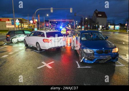 Leipzig - Unfall mit drei Fahrzeugen im Berufsverkehr: Stau nach Polizeisperrungen 04.01.2024 gegen 6,30 Uhr Leipzig, Essener Straße B6/Maximilianallee B2 zu einem Zusammenstoß dreier Fahrzeuge kam es am Donnerstagmorgen auf der Kreuzung Essener Straße/Maximilianallee im Leipziger Norden. Nach ersten Angaben der Polizei war die Fahrerin eines blauen BMW auf der Essener Straße von Ost nach West unterwegs, wobei sie eine rote Ampel übersehen hat und in der Folge mit zwei links abbiegenden Autos aus dem Gegenverkehr zusammengestoßen ist. Die beiden Fahrzeuge wollten von der Essener Straße nach li Stockfoto