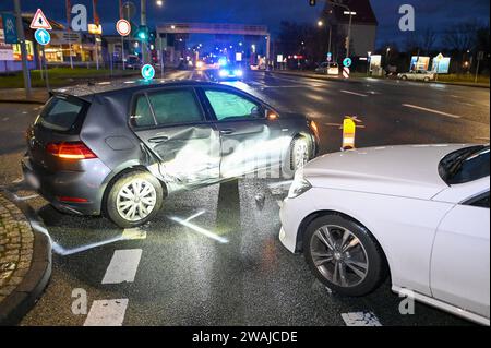 Leipzig - Unfall mit drei Fahrzeugen im Berufsverkehr: Stau nach Polizeisperrungen 04.01.2024 gegen 6,30 Uhr Leipzig, Essener Straße B6/Maximilianallee B2 zu einem Zusammenstoß dreier Fahrzeuge kam es am Donnerstagmorgen auf der Kreuzung Essener Straße/Maximilianallee im Leipziger Norden. Nach ersten Angaben der Polizei war die Fahrerin eines blauen BMW auf der Essener Straße von Ost nach West unterwegs, wobei sie eine rote Ampel übersehen hat und in der Folge mit zwei links abbiegenden Autos aus dem Gegenverkehr zusammengestoßen ist. Die beiden Fahrzeuge wollten von der Essener Straße nach li Stockfoto