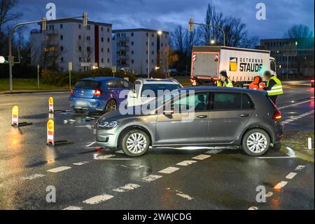 Leipzig - Unfall mit drei Fahrzeugen im Berufsverkehr: Stau nach Polizeisperrungen 04.01.2024 gegen 6,30 Uhr Leipzig, Essener Straße B6/Maximilianallee B2 zu einem Zusammenstoß dreier Fahrzeuge kam es am Donnerstagmorgen auf der Kreuzung Essener Straße/Maximilianallee im Leipziger Norden. Nach ersten Angaben der Polizei war die Fahrerin eines blauen BMW auf der Essener Straße von Ost nach West unterwegs, wobei sie eine rote Ampel übersehen hat und in der Folge mit zwei links abbiegenden Autos aus dem Gegenverkehr zusammengestoßen ist. Die beiden Fahrzeuge wollten von der Essener Straße nach li Stockfoto