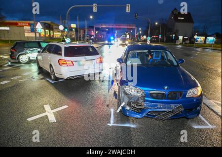 Leipzig - Unfall mit drei Fahrzeugen im Berufsverkehr: Stau nach Polizeisperrungen 04.01.2024 gegen 6,30 Uhr Leipzig, Essener Straße B6/Maximilianallee B2 zu einem Zusammenstoß dreier Fahrzeuge kam es am Donnerstagmorgen auf der Kreuzung Essener Straße/Maximilianallee im Leipziger Norden. Nach ersten Angaben der Polizei war die Fahrerin eines blauen BMW auf der Essener Straße von Ost nach West unterwegs, wobei sie eine rote Ampel übersehen hat und in der Folge mit zwei links abbiegenden Autos aus dem Gegenverkehr zusammengestoßen ist. Die beiden Fahrzeuge wollten von der Essener Straße nach li Stockfoto