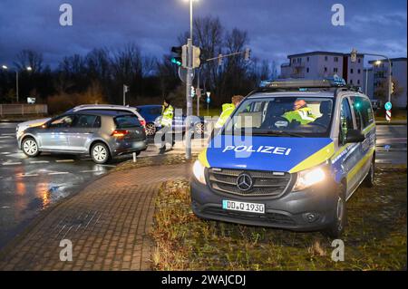 Leipzig - Unfall mit drei Fahrzeugen im Berufsverkehr: Stau nach Polizeisperrungen 04.01.2024 gegen 6,30 Uhr Leipzig, Essener Straße B6/Maximilianallee B2 zu einem Zusammenstoß dreier Fahrzeuge kam es am Donnerstagmorgen auf der Kreuzung Essener Straße/Maximilianallee im Leipziger Norden. Nach ersten Angaben der Polizei war die Fahrerin eines blauen BMW auf der Essener Straße von Ost nach West unterwegs, wobei sie eine rote Ampel übersehen hat und in der Folge mit zwei links abbiegenden Autos aus dem Gegenverkehr zusammengestoßen ist. Die beiden Fahrzeuge wollten von der Essener Straße nach li Stockfoto