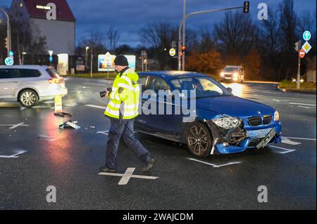 Leipzig - Unfall mit drei Fahrzeugen im Berufsverkehr: Stau nach Polizeisperrungen 04.01.2024 gegen 6,30 Uhr Leipzig, Essener Straße B6/Maximilianallee B2 zu einem Zusammenstoß dreier Fahrzeuge kam es am Donnerstagmorgen auf der Kreuzung Essener Straße/Maximilianallee im Leipziger Norden. Nach ersten Angaben der Polizei war die Fahrerin eines blauen BMW auf der Essener Straße von Ost nach West unterwegs, wobei sie eine rote Ampel übersehen hat und in der Folge mit zwei links abbiegenden Autos aus dem Gegenverkehr zusammengestoßen ist. Die beiden Fahrzeuge wollten von der Essener Straße nach li Stockfoto