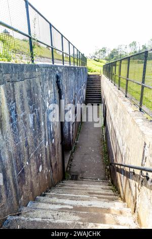 Treppen hinunter zu den Kasematten im Reigate Fort aus dem 19. Jahrhundert, Surrey, England Stockfoto