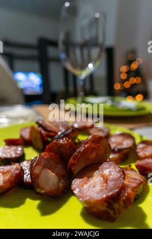 In Scheiben geschnittene und geröstete portugiesische Wurst, perfekt für kulinarische Konzepte oder traditionelle Gerichte. Stockfoto