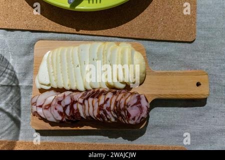 Traditioneller portugiesischer Schnittkäse und geräucherte Wurst auf einem Schneidebrett. Stockfoto