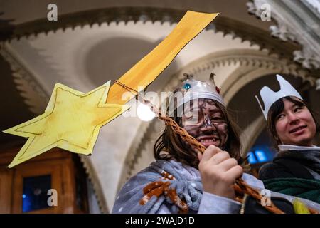 Hradec Kralove, Tschechische Republik. Januar 2024. Die Geldsammlung der drei Könige in Hradec Kralove, Tschechische Republik, am 5. Januar 2024. Quelle: David Tanecek/CTK Photo/Alamy Live News Stockfoto