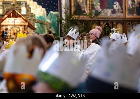 Hradec Kralove, Tschechische Republik. Januar 2024. Die Geldsammlung der drei Könige in Hradec Kralove, Tschechische Republik, am 5. Januar 2024. Quelle: David Tanecek/CTK Photo/Alamy Live News Stockfoto