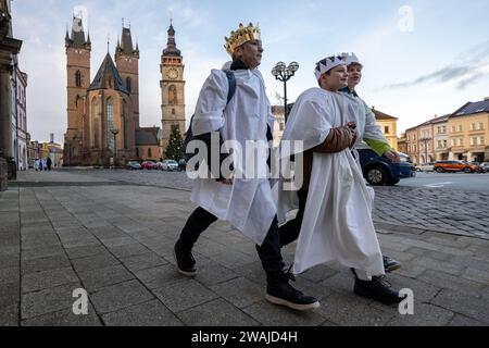 Hradec Kralove, Tschechische Republik. Januar 2024. Die Geldsammlung der drei Könige in Hradec Kralove, Tschechische Republik, am 5. Januar 2024. Quelle: David Tanecek/CTK Photo/Alamy Live News Stockfoto