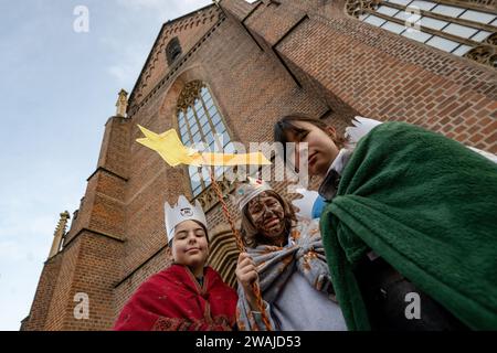 Hradec Kralove, Tschechische Republik. Januar 2024. Die Geldsammlung der drei Könige in Hradec Kralove, Tschechische Republik, am 5. Januar 2024. Quelle: David Tanecek/CTK Photo/Alamy Live News Stockfoto