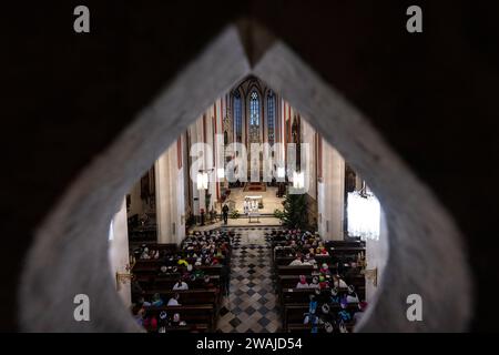 Hradec Kralove, Tschechische Republik. Januar 2024. Die Geldsammlung der drei Könige in Hradec Kralove, Tschechische Republik, am 5. Januar 2024. Quelle: David Tanecek/CTK Photo/Alamy Live News Stockfoto