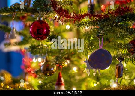 Eine lebhafte Weihnachtsszene mit einem Weihnachtsbaum, der mit wunderschönen Dekorationen geschmückt ist Stockfoto