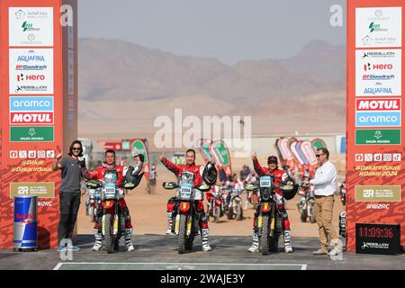 1003 SU Wenmin (chn), Artic Leopard Factory Racing, Arctic Leopard, Moto, Dakar Future Mission 1000, 1004 CAI GANG Jun (chn), Artic Leopard Factory Racing, Arctic Leopard, Moto, Dakar Future Mission 1000, 1002 JOBARD Willy (fra), Artic Leopard Factory Racing, Arctic Leopard Factory Racing, Moto, Dakar Future Mission 1000, Startpodium, während der Al Ula Start Camp Zeremonie der Dakar 2024 am 4. Januar 2024 in Al-Ula, Saudi-Arabien - Foto Antonin Vincent/DPPI Credit: DPPI Media/Alamy Live News Stockfoto