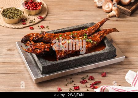 Chinesischer gedünsteter（） geschmorter Fischkopf mit Pfannkuchen in Steintopf Stockfoto