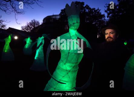 Tom Meskell, Community Engagement Artist, mit seiner Ausstellung „SILVA LUMINA – Lights of Growth“ in den National Botanic Gardens in Dublin. 'SILVA LUMINA' ist eine der über 70 Veranstaltungen, die während der ersten vierwöchigen Mental Health Art and Culture Festival von Freitag, 5. Januar bis Sonntag, 14. Januar an verschiedenen Orten landesweit stattfinden. Das Festival versucht, das Stigma zu bekämpfen, das mit psychischen Krankheiten verbunden ist. Bilddatum: Donnerstag, 4. Januar 2024. Stockfoto