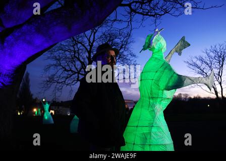 Tom Meskell, Community Engagement Artist, mit seiner Ausstellung „SILVA LUMINA – Lights of Growth“ in den National Botanic Gardens in Dublin. 'SILVA LUMINA' ist eine der über 70 Veranstaltungen, die während der ersten vierwöchigen Mental Health Art and Culture Festival von Freitag, 5. Januar bis Sonntag, 14. Januar an verschiedenen Orten landesweit stattfinden. Das Festival versucht, das Stigma zu bekämpfen, das mit psychischen Krankheiten verbunden ist. Bilddatum: Donnerstag, 4. Januar 2024. Stockfoto