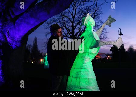 Tom Meskell, Community Engagement Artist, mit seiner Ausstellung „SILVA LUMINA – Lights of Growth“ in den National Botanic Gardens in Dublin. 'SILVA LUMINA' ist eine der über 70 Veranstaltungen, die während der ersten vierwöchigen Mental Health Art and Culture Festival von Freitag, 5. Januar bis Sonntag, 14. Januar an verschiedenen Orten landesweit stattfinden. Das Festival versucht, das Stigma zu bekämpfen, das mit psychischen Krankheiten verbunden ist. Bilddatum: Donnerstag, 4. Januar 2024. Stockfoto