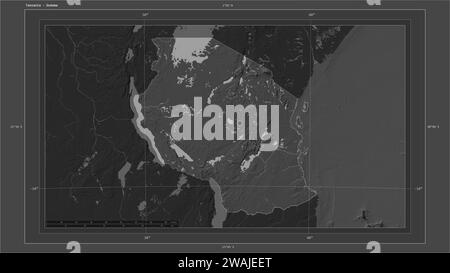 Tansania wird auf einer Bilevel-Höhenkarte mit Seen und Flüssen mit Landeshauptstadt, kartographischem Raster, Entfernungsskala und Karte hervorgehoben Stockfoto
