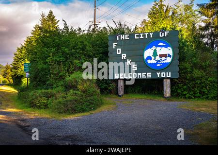 Begrüßungsschild für die City of Forks in Washington, USA Stockfoto