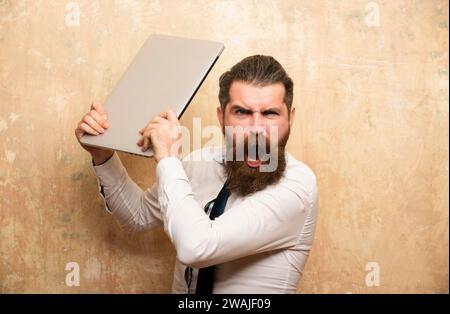 Verrückter Geschäftsmann. Flucht aus der Krise. Lustiges Gesicht. Stockfoto