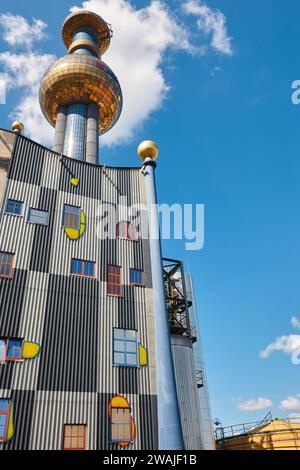 Mehrfarben-Spitelau-Verbrennungsofen und -Turm im Wiener Stadtzentrum. Österreich Stockfoto