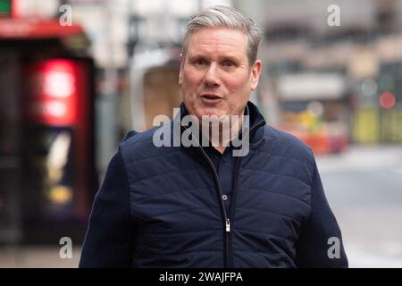 London, Großbritannien. Januar 2024. Der Labour Leader Sir Keir Starmer (Oppositionsführer) verlässt die LBC Radio Studios am Leicester Square, wo er Gast in Nick Ferraris Radio Show war. Quelle: Justin Ng/Alamy Live News Stockfoto
