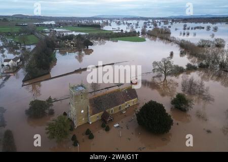 Tirley, Gloucester, Großbritannien. 5. Januar 2024. Überschwemmungen in der St. Michael & All Angels Church im Dorf Tirley in Gloucestershire am Fluss Severn nach dem Sturm Henk. Quelle: Thousand Word Media Ltd/Alamy Live News Stockfoto