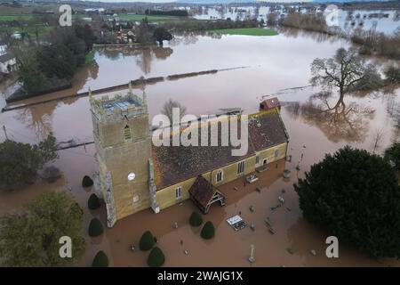 Tirley, Gloucester, Großbritannien. 5. Januar 2024. Überschwemmungen in der St. Michael & All Angels Church im Dorf Tirley in Gloucestershire am Fluss Severn nach dem Sturm Henk. Quelle: Thousand Word Media Ltd/Alamy Live News Stockfoto