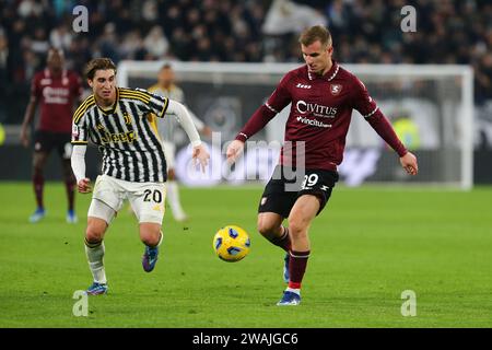 Fabio Miretti von Juventus FC und Mateusz Legowski von Salernitana während des Coppa Italia Spiels zwischen Juventus FC und Salernitana im Allianz Stadium Stockfoto