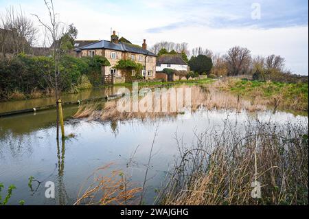 Alfriston, Sussex UK 5. Januar 2024 - Häuser umgeben von Hochwasser am Cuckmere River in Alfriston, East Sussex nach einer weiteren Nacht mit starkem Regen mit über 300 Überschwemmungen und Wetterwarnungen im ganzen Land: Credit Simon Dack / Alamy Live News Stockfoto