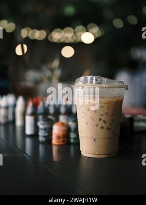 Kaffeetasse auf dem Schreibtisch im Malerstudio. Stockfoto