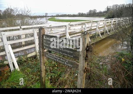 Alfriston, Sussex UK 5. Januar 2024 - Überflutung durch das Cuckmere River Kissing Gate, das seine Ufer in der Nähe von Alfriston nach einer weiteren Nacht starken Regens mit über 300 Überschwemmungen und Wetterwarnungen im ganzen Land geplatzt hat: Credit Simon Dack / Alamy Live News Stockfoto