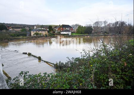 Alfriston, Sussex UK 5. Januar 2024 - Häuser umgeben von Hochwasser am Cuckmere River in Alfriston, East Sussex nach einer weiteren Nacht mit starkem Regen mit über 300 Überschwemmungen und Wetterwarnungen im ganzen Land: Credit Simon Dack / Alamy Live News Stockfoto