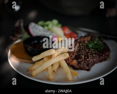 THAILÄNDISCHES ESSEN, gegrilltes Rindfleisch mit Nam Jim Jaew oder thailändische würzige Thai-Isaan-Fleischdipping-Sauce Stockfoto