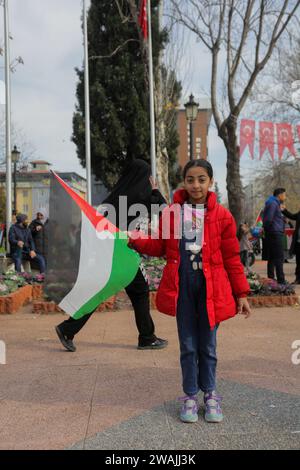 31. Dezember 2023: Gaziantep, Turkiye. 31. Dezember 2023. Eine Menschenmenge versammelte sich in Gaziantep, um die Palästinenser zu unterstützen und sich gegen die anhaltenden Angriffe Israels auf den Gazastreifen zu wehren. Die Teilnehmer schwenkten die palästinensische Flagge neben der türkischen Flagge, während sie an die Opfer der jüngsten Attentate im Nordirak erinnern (Foto: © Muhammad ATA/IMAGESLIVE via ZUMA Press Wire). Nicht für kommerzielle ZWECKE! Stockfoto