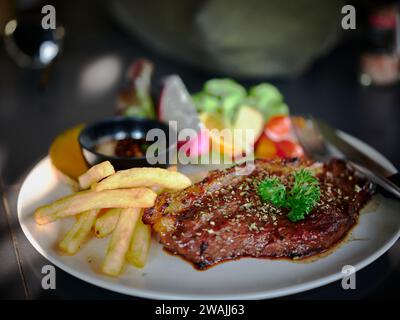 THAILÄNDISCHES ESSEN, gegrilltes Rindfleisch mit Nam Jim Jaew oder thailändische würzige Thai-Isaan-Fleischdipping-Sauce Stockfoto